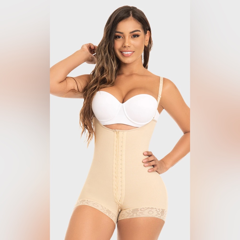 M&D  F0047 - STRAPLESS BOYSHORT FAJA size small
